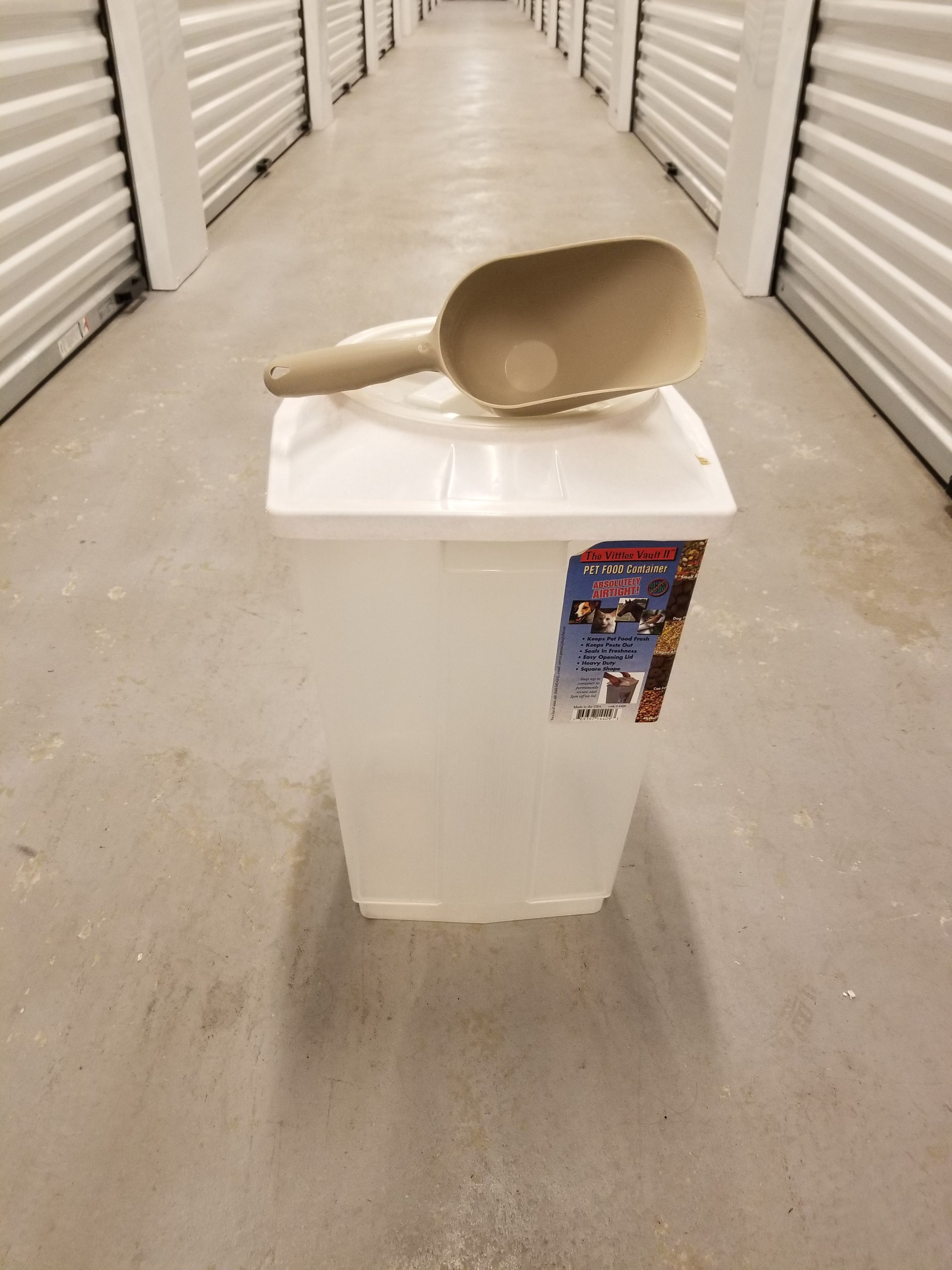 Pet food container up to 35lb with scoop