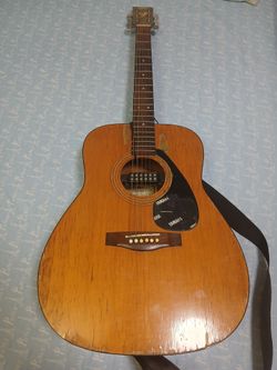 Yamaha fg-402 acoustic guitar