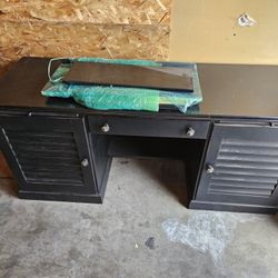 FREE Large Black Computer Desk/Station with Hutch
