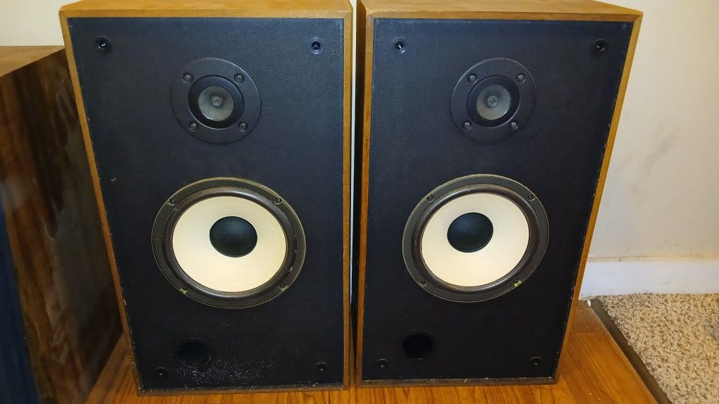 Set of Vintage Realistic / Radioshack / Tandy MC2001 Speakers