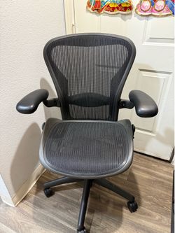 Herman Miller Aeron ( SIZE B ) FULLY LOADED !!