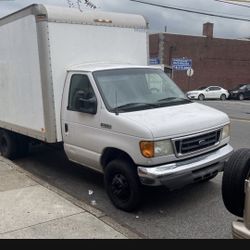 Ford E-350 Box Truck   2005