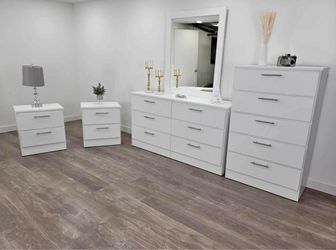 Dresser whit mirror. Chest and 2 nightstands - Cómoda con espejo , Gavetero y 2 mesitas de noche