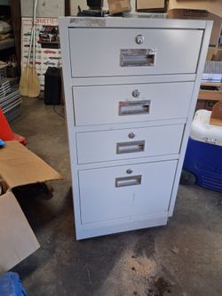 Locking cabinet