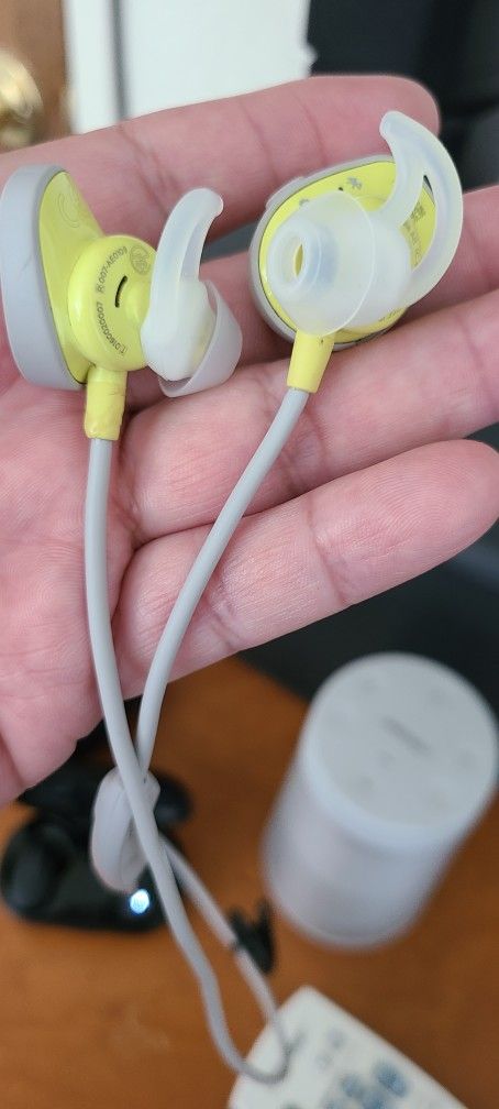 BOSE SoundSport wireless headphones,
see the photos has a tiny aesthetic detail that does not affect its operation