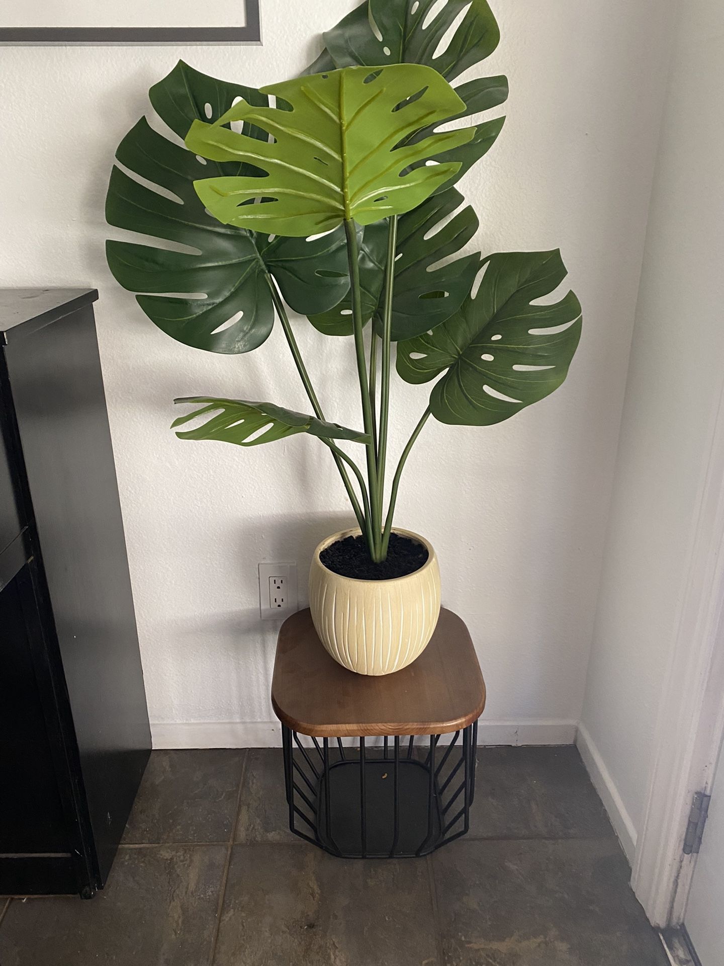 A SET OF SIDE TABLES AND ARTIFICIAL PALM TREE