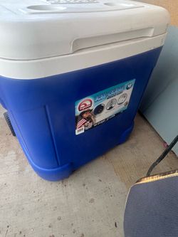Hielera 60 cuartos con Llantas en buenas condiciones