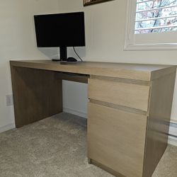 Office Desk With Cable Organizing Tray. 