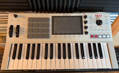 Akai MPC Key 37 G2 Sampler Sequencer Synth