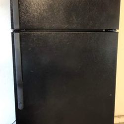 Apartment size refrigerator works great