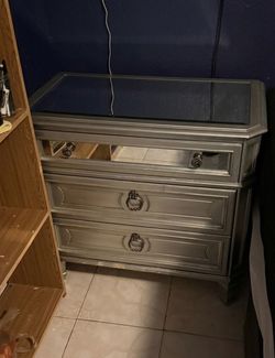 Silver Mirrored Dresser Set Glam Style – Excellent Condition
