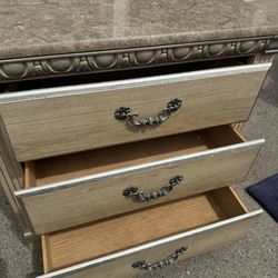 3 drawers dresser Ashley good 34.5”Wx16.5”Dx34”T/ cajonera pequeña buena marca/ Local Delivery Available