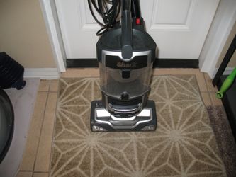 SHARK UPRIGHT VACUUM VACCUM VACUME LIKE NEW