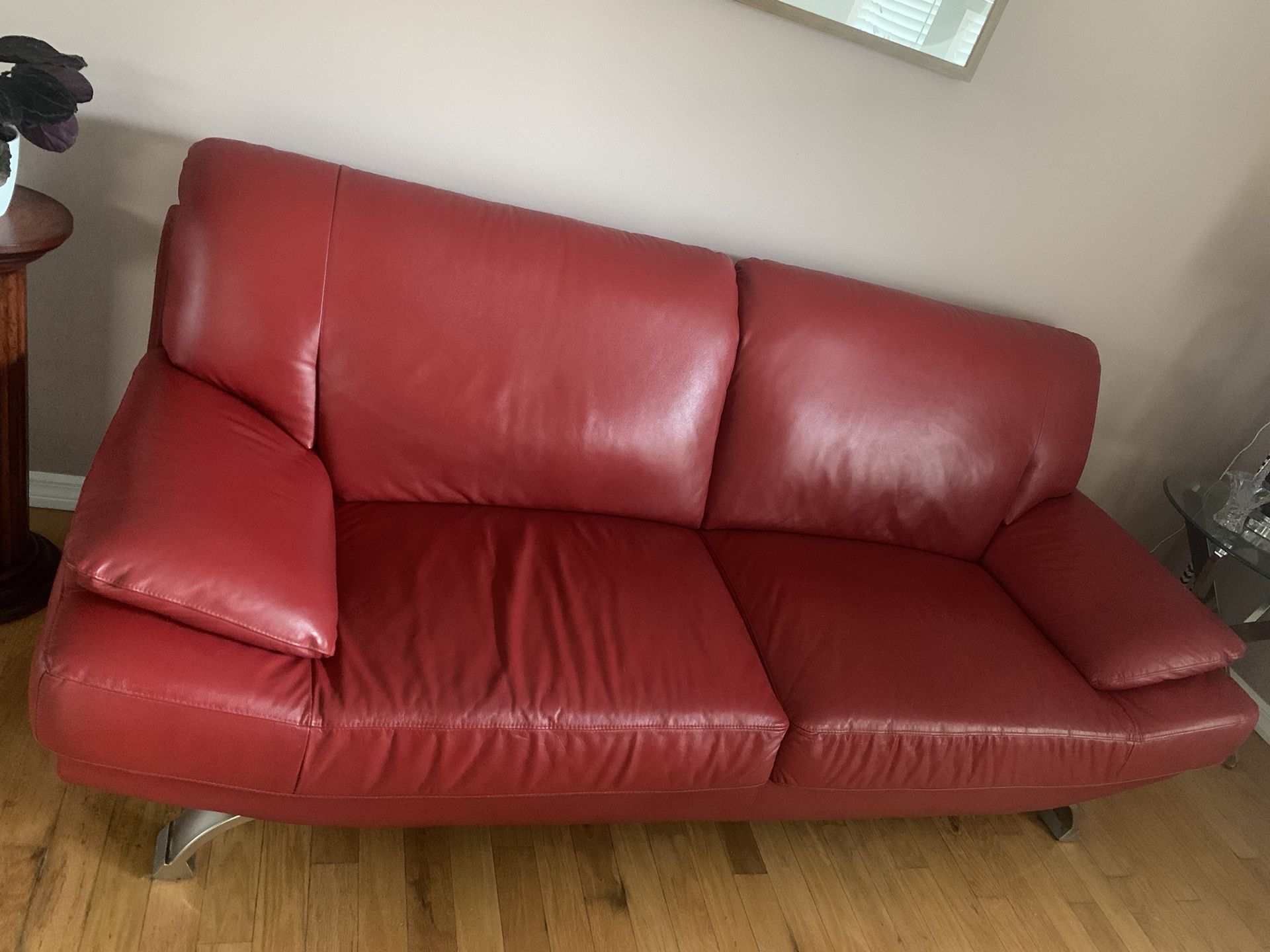 Red Leather Couch, 🛋️ 