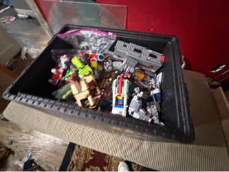 28 lbs of mixed legos