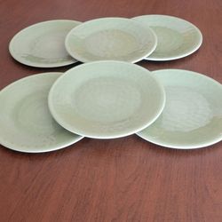Threshold Melamine  Dinner Green Plates set of 6 Target  Perfect shape. 
Perfect shape. See the photos.
Diameter of each plate is 10 1/3". Weight of 6