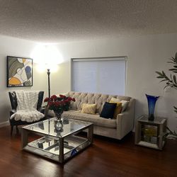 Sofa Con 3 Bella’s Mesas