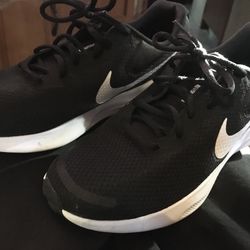 ***Womans Size 8 Nike Revolution ***