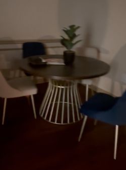 Modern Round Dining Table – Excellent Condition