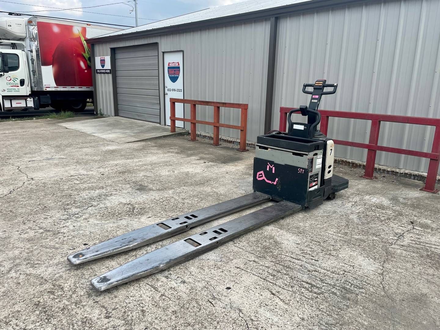 2010 CROWN ELECTRIC RIDER PALLET JACK