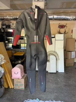 NEW XTERRA wetsuit - size L