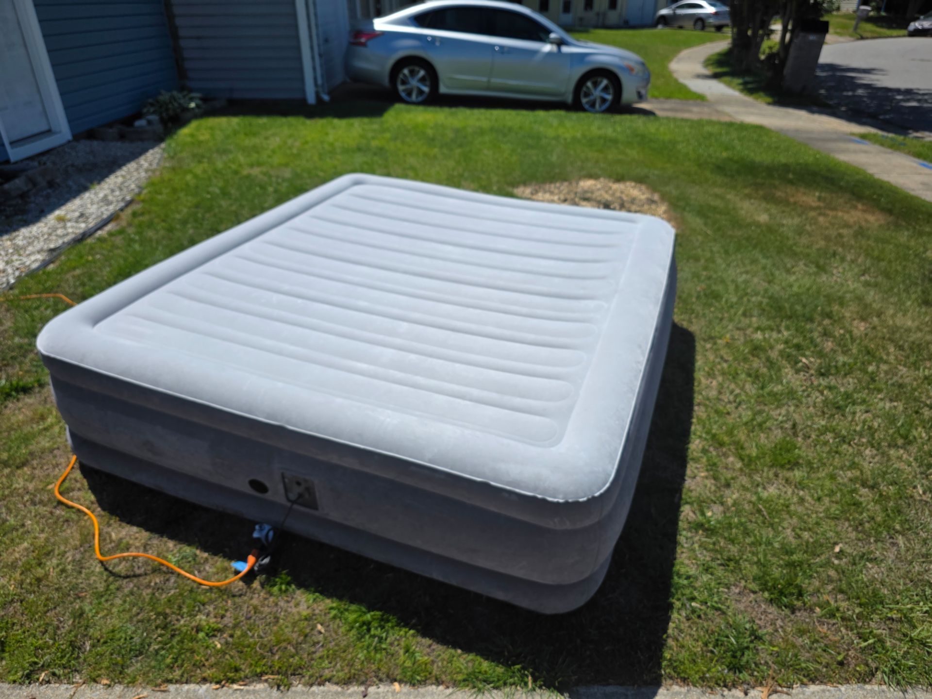 INTEX DURA BEAM DELUXE AIR MATTRESS