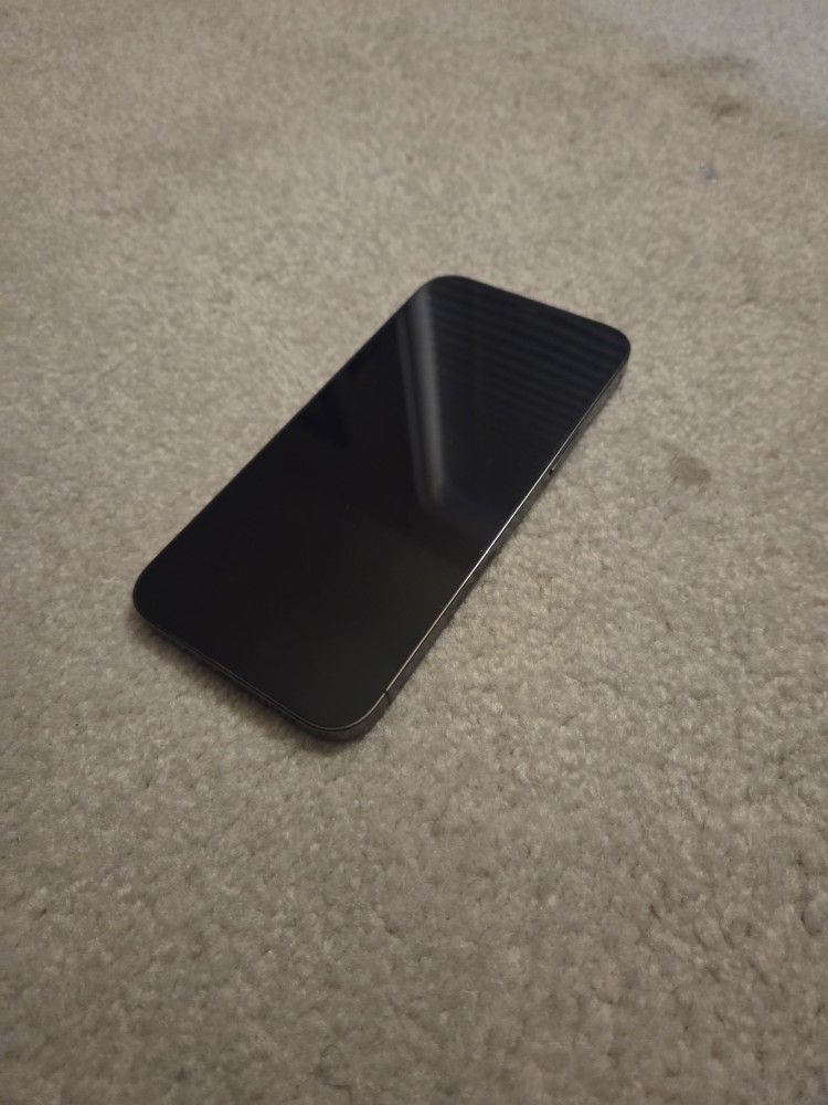 Iphone 12 Pro Max ( 1 CRACKED FRONT CAMERA) 