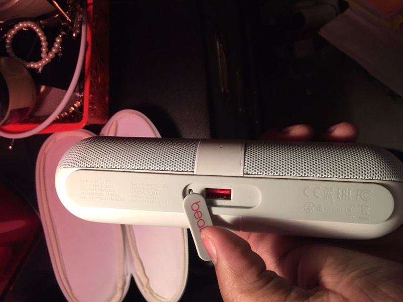 Beats by Dr. Dre Pill 1.0 Portable Wireless Bluetooth Speaker w/3.5mm Auxiliary Jacks & Hard Case (White)'
