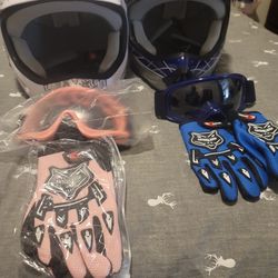 Kids Size Xl NEW HELMETS w / Goggles And Gloves..