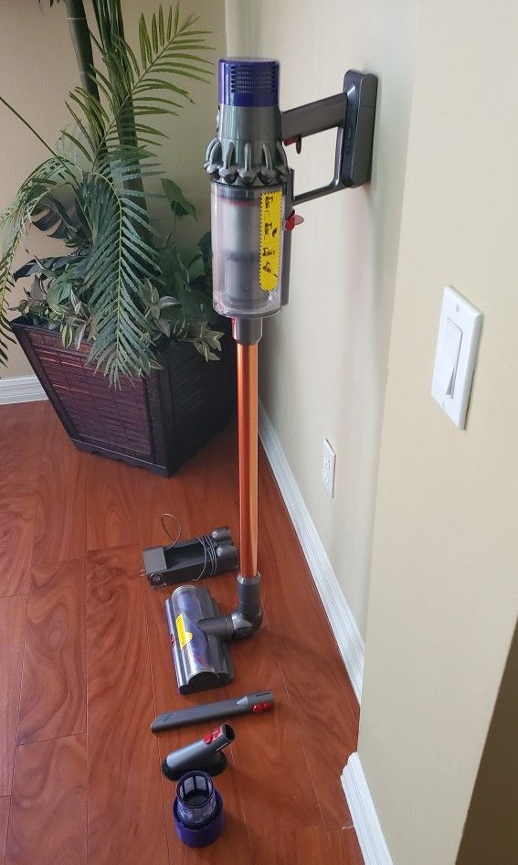 Dyson V10 Vacuum - Like New