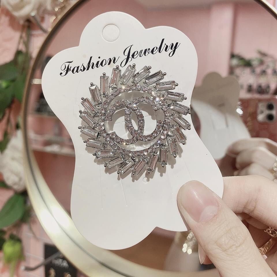 CUTE BROOCH