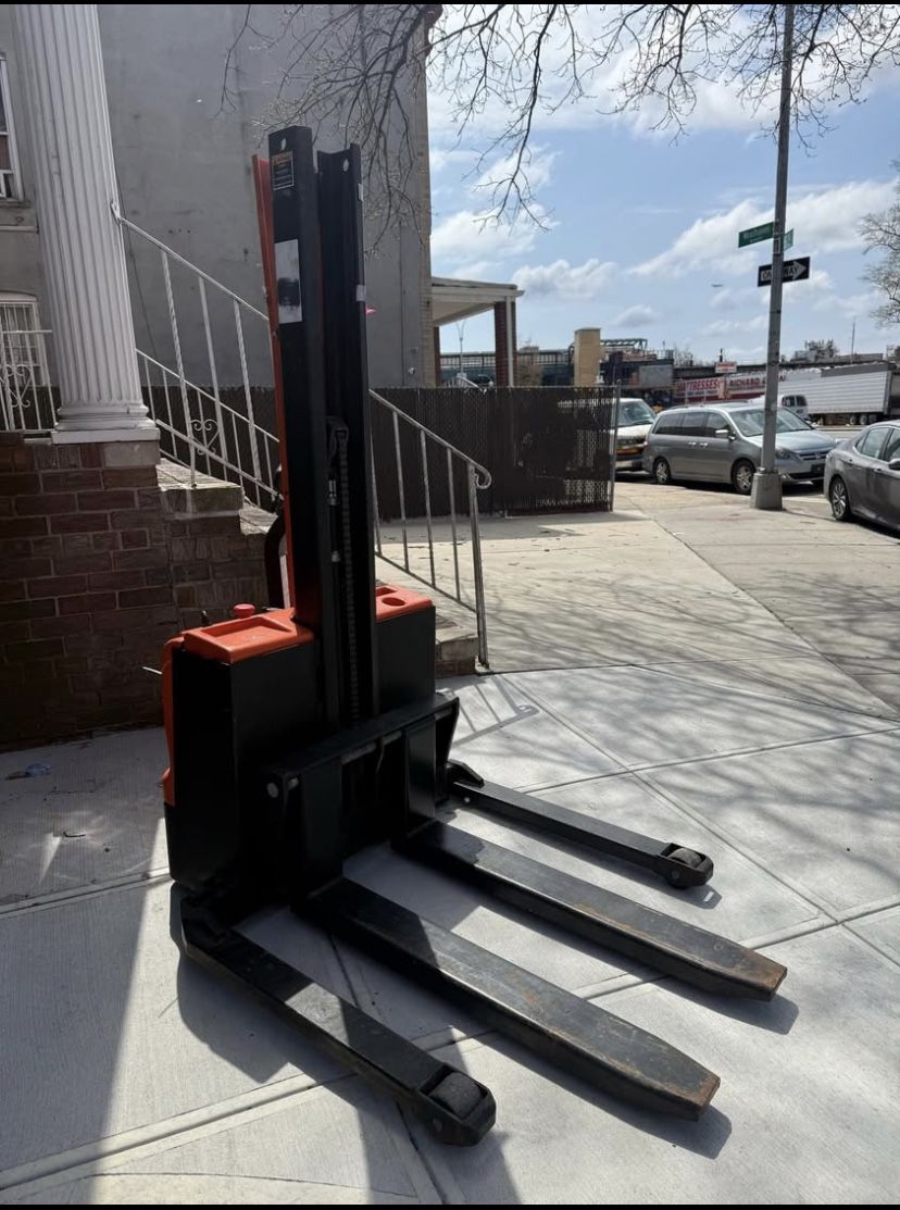 Walkie stacker