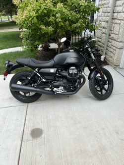 2021 Moto Guzzi V7 Stone