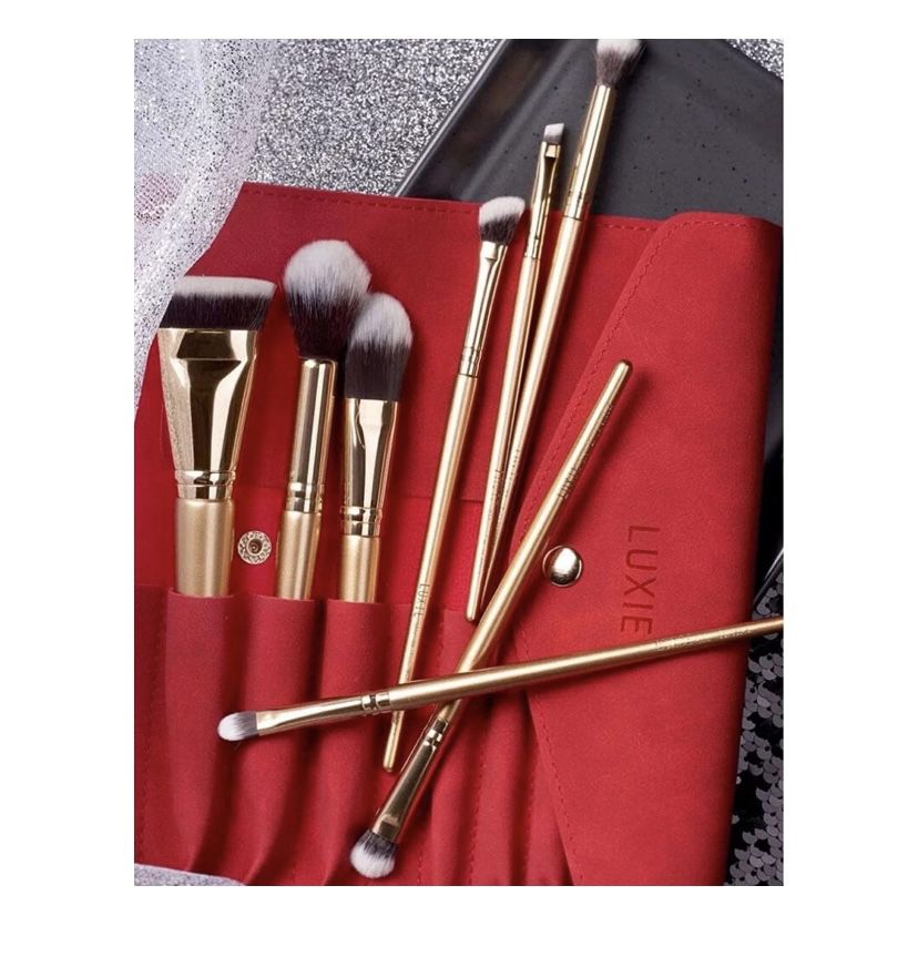 Luxie glitter and gold 8 piece brush set.