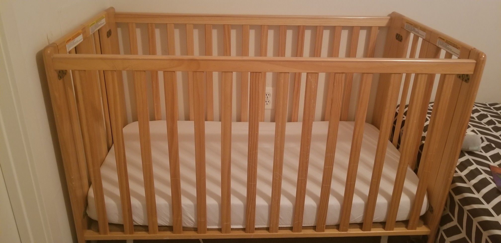 Folding portable crib with mattress