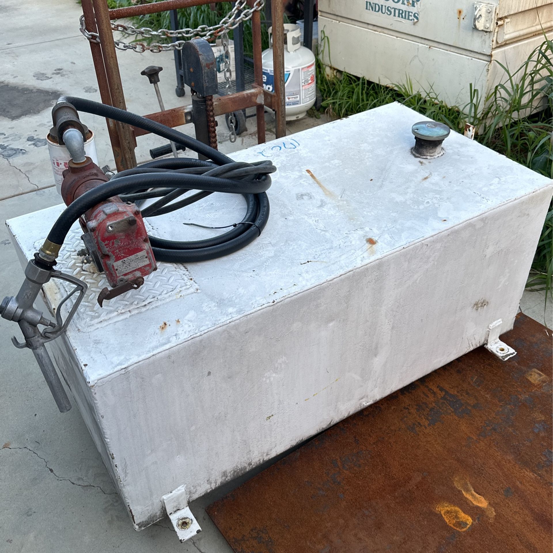 100 Gallon Tank With Pump.