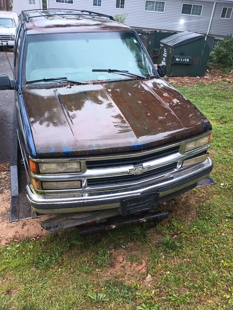 Hood off of  98 Suburban 