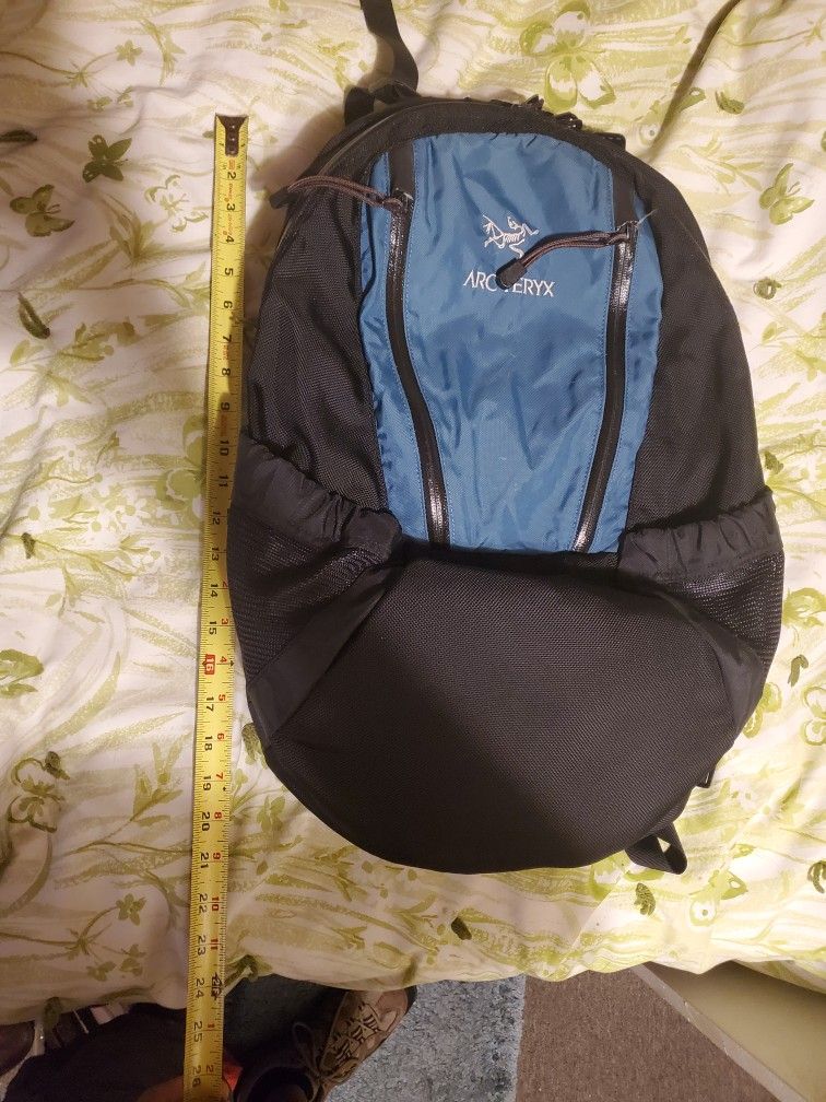 Arc'teryx arro 22 backpack black and blue