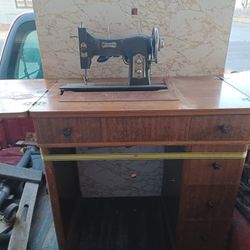 Vintage Sewing Machine...$100 Obo...pickup At My Location Between 19th And 34th Central Lubb 