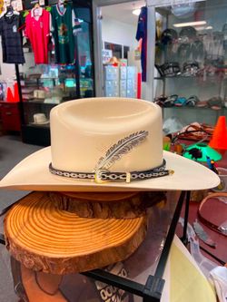 Sombrero de 5000X con toquilla de plata y pluma de alpaca