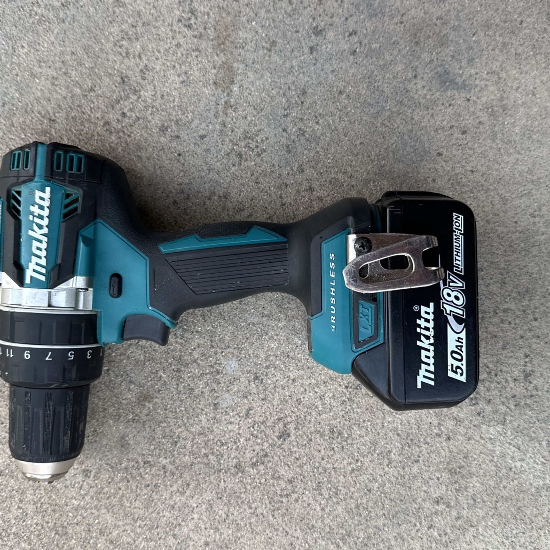 Makita Hammer Drill With Battery 5.0. Takadro Makita Con Martillo Y Bateria 5,0