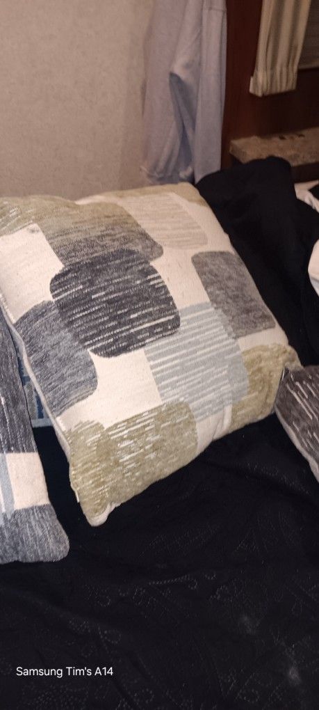 Throw Pillows 