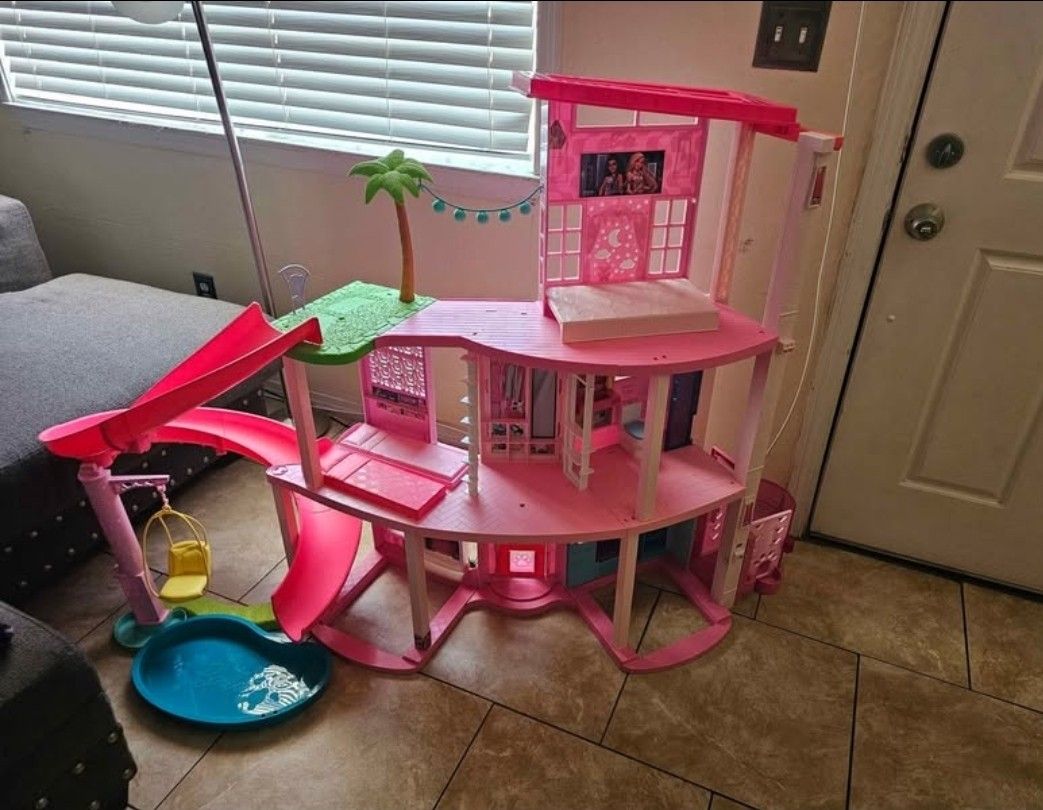 Barbie Dreamhouse Pool Party