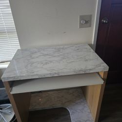 🪑 Desk & Chair Set – Compact, Modern, Ready to Use

Price: $20 (or best offer)