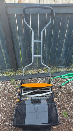 Fiskars StaySharp Manual Reel Lawn Mower with Grass Catcher