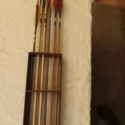 10- Vintage Wooden Arrows With Stand