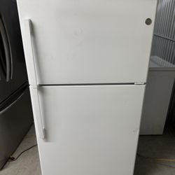 Ge 33 Inch Fridge Like New !!