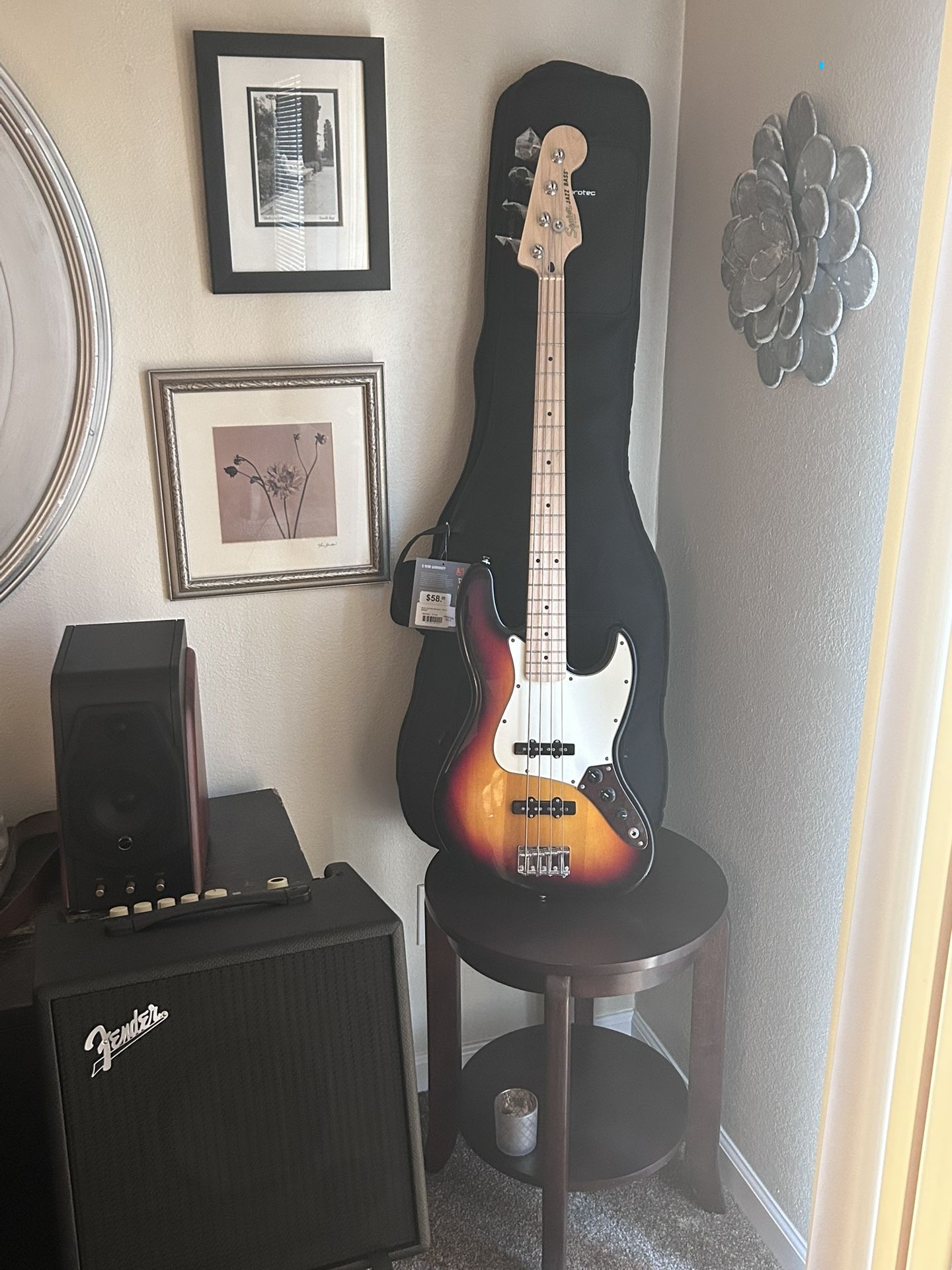 Fender Squire Jazz Bundle W/Fender Rumble Amp W/Brand New Travel Bag .