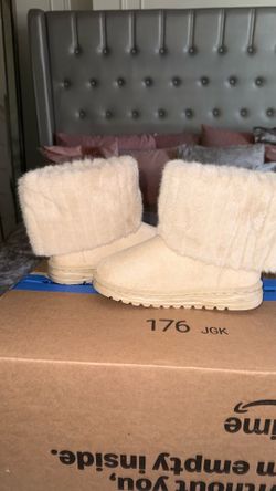 PLUSH BEIGE WINTER BOOTS SIZE 2Y (34)