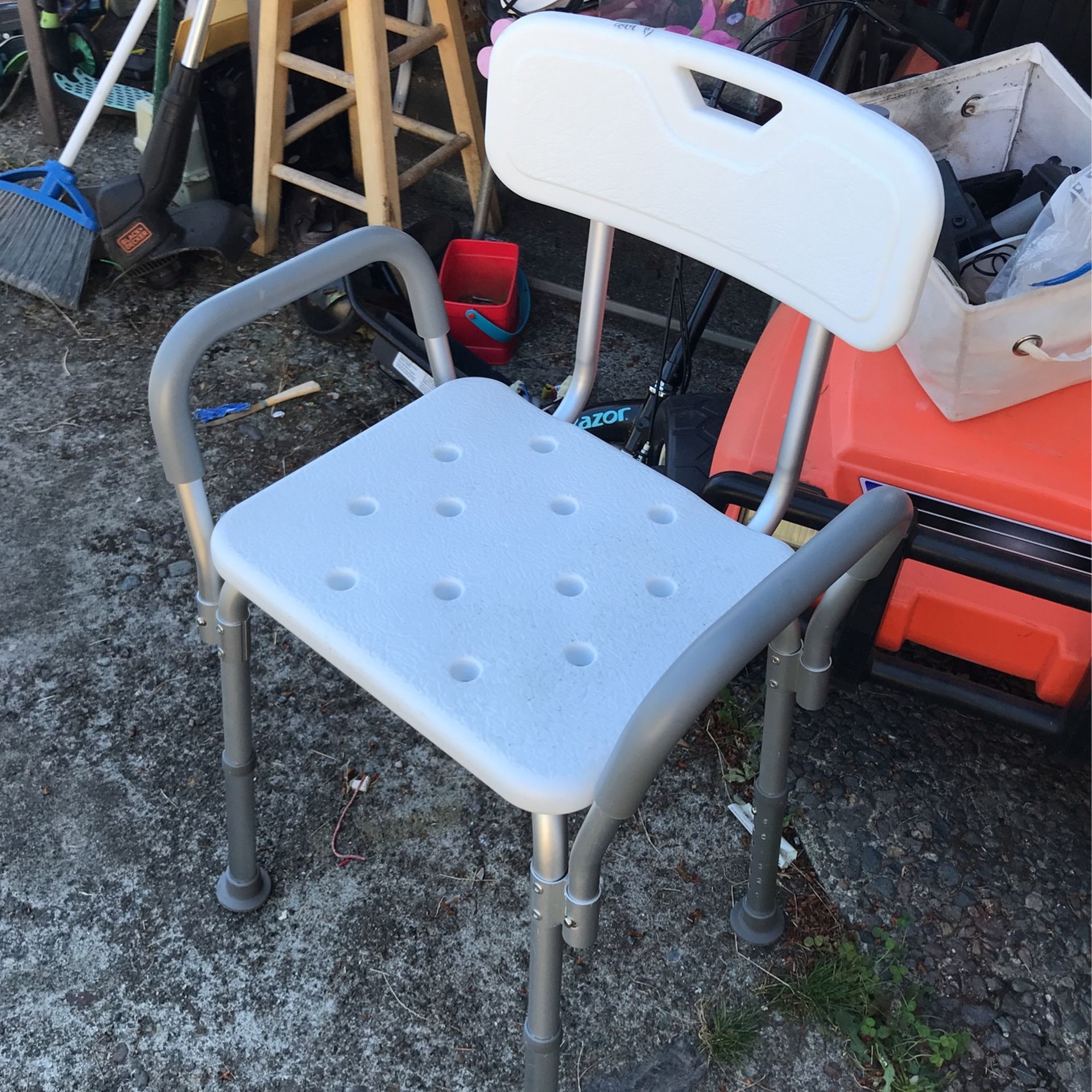 Shower Chair W/ Standing  20$ Pick Up    E     72nd    Tacoma 